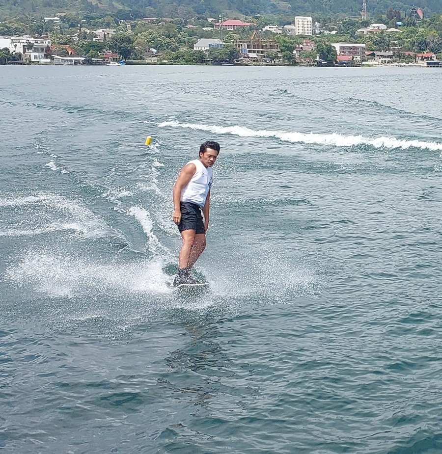 Peski Air asal Pulau Sumatera pada Perempat Final Wakeboard Man.