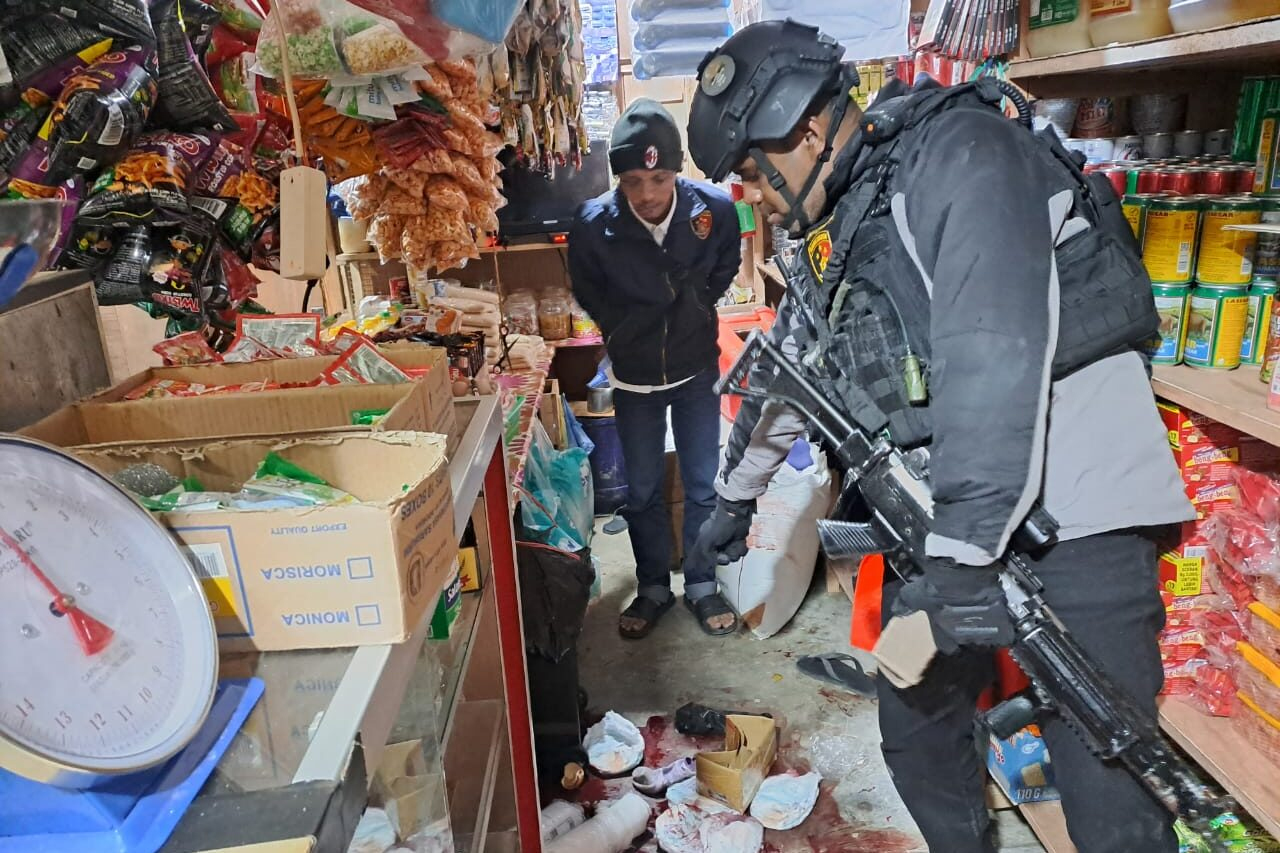 Setelah mendapatkan informasi adanya penembakan, aparat gabungan langsung menuju TKP dan mengevakuasi korban ke RSUD Tiom.