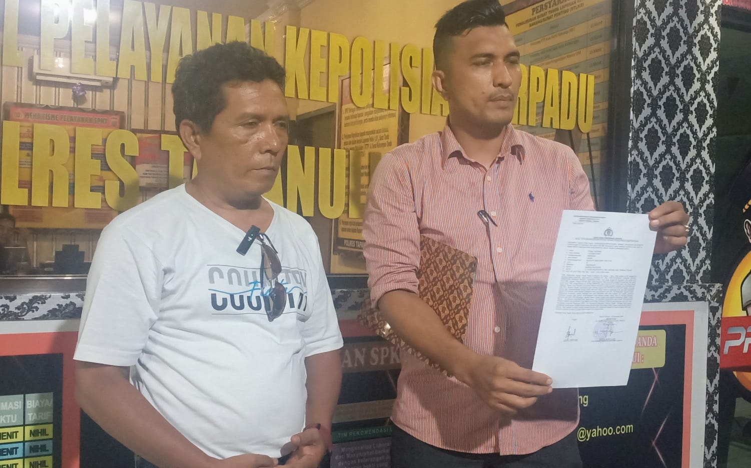 Sekretaris DPC PDI-P Tapteng Nonaktif Ronal Pakpahan didampingi kuasa hukumnya Yusuf Pardamean Nasution usai membuat laporan ke Polres Tapteng.