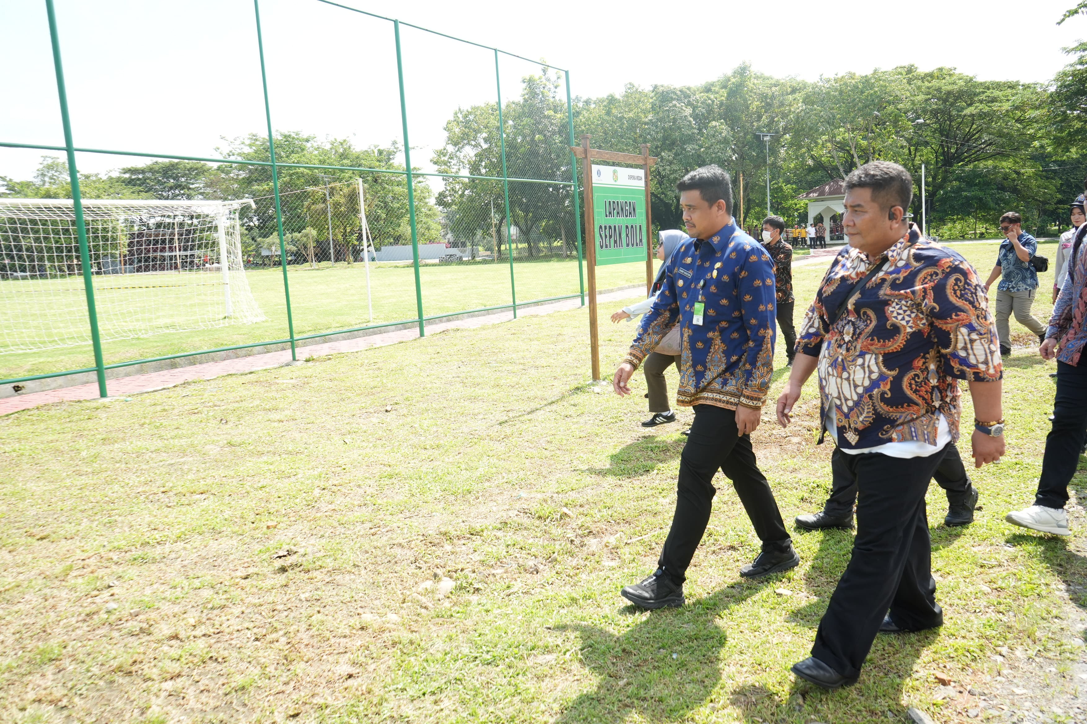 Peresmian taman hutan kota oleh Wali Kota Medan Bobby Nasution bersama dengan Direktur Utama PT. Tor Ganda, Sabar Sitorus.