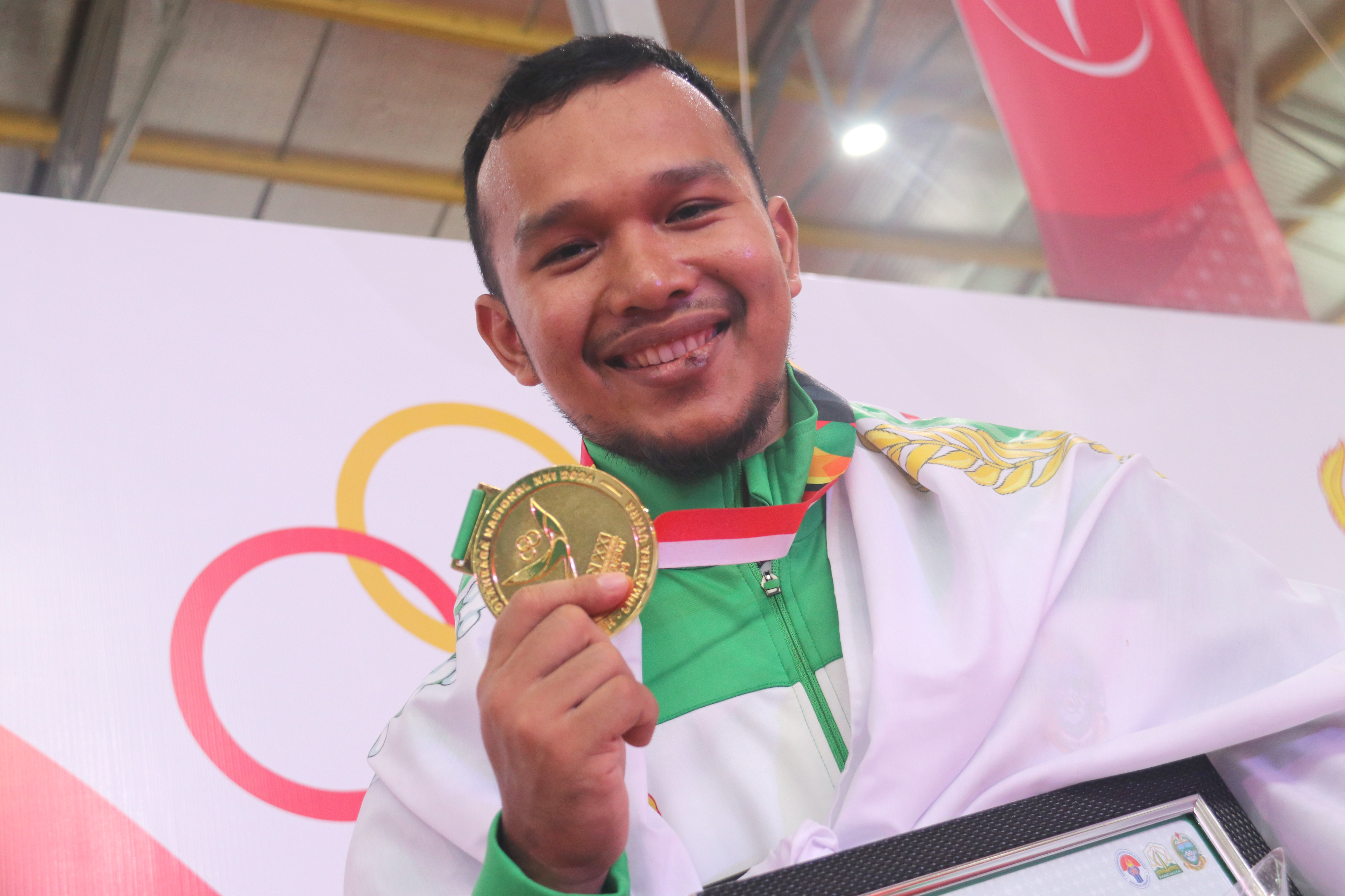 Pesilat Sumut Hendri Fardli memperoleh emas di kelas J Putra Pencak Silat PON XXI Aceh-Aceh Sumut di GOR Disporasu kota Medan, Jumat (13/9).