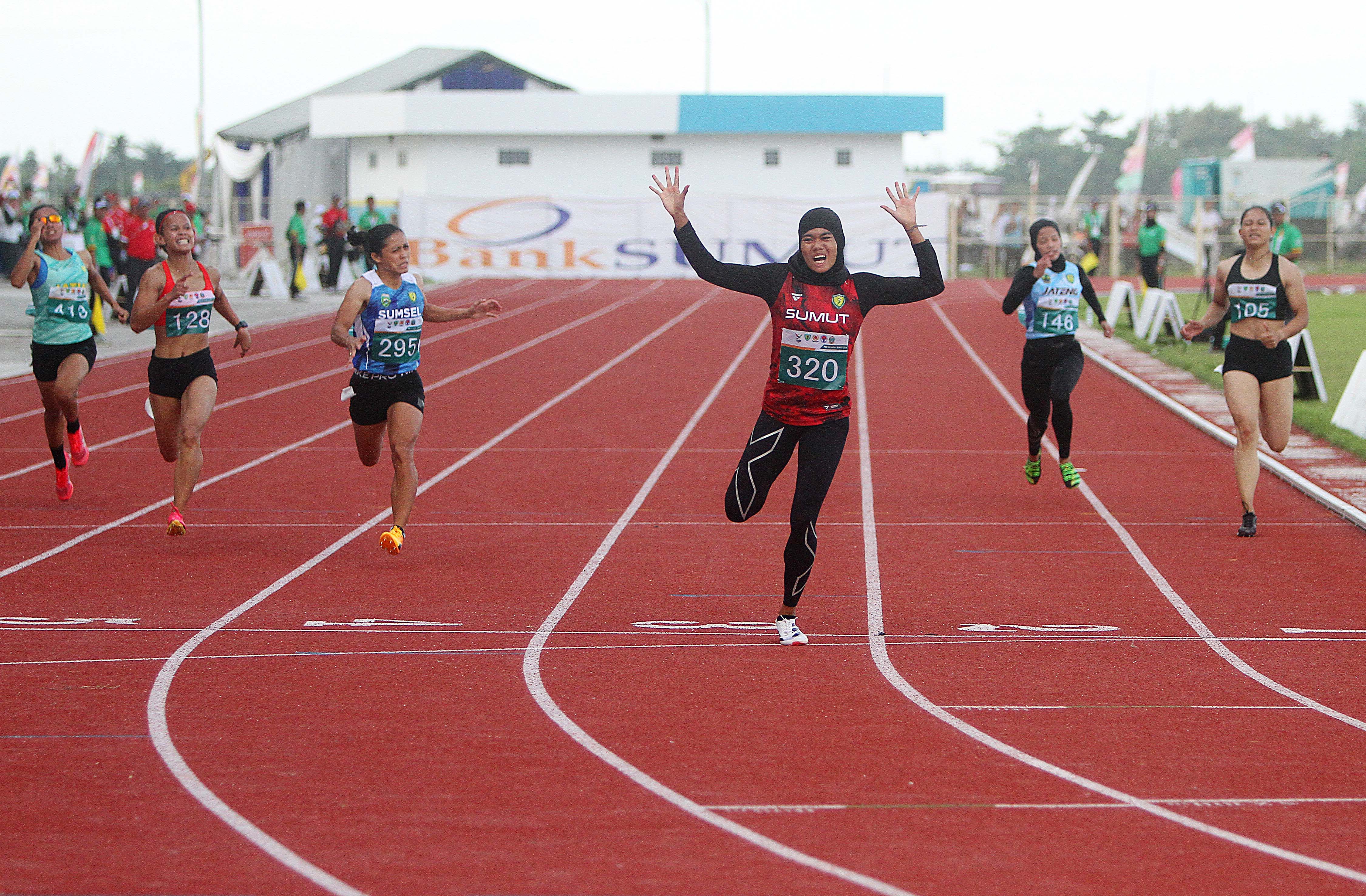 Pelari asal Sumut, Nella Agustin memacu kecepatan berlarinya pada nomor lari 200 meter putri cabang atletik PON  Aceh- Sumut di Stadion Madya Sena, Deli Serdang, Sumatera Utara, Jumat (13/9). Pelari asal Sumut, Nella Agustin berhasil finish pertama dan me