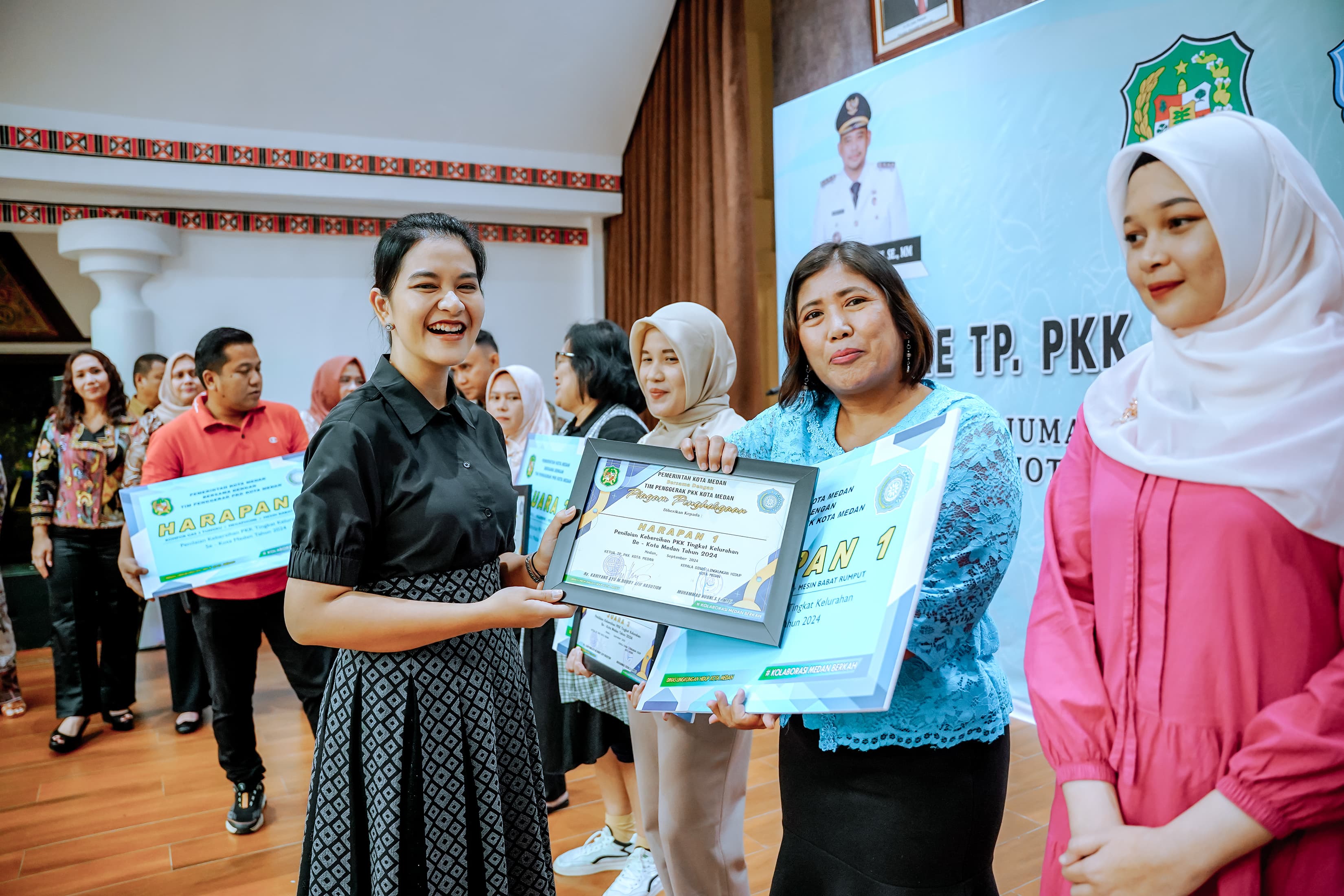 Kahiyang Ayu juga turut menyerahkan hadiah kepada para kelompok kader PKK yang berhasil menjadi pemenang dalam permainan tersebut.