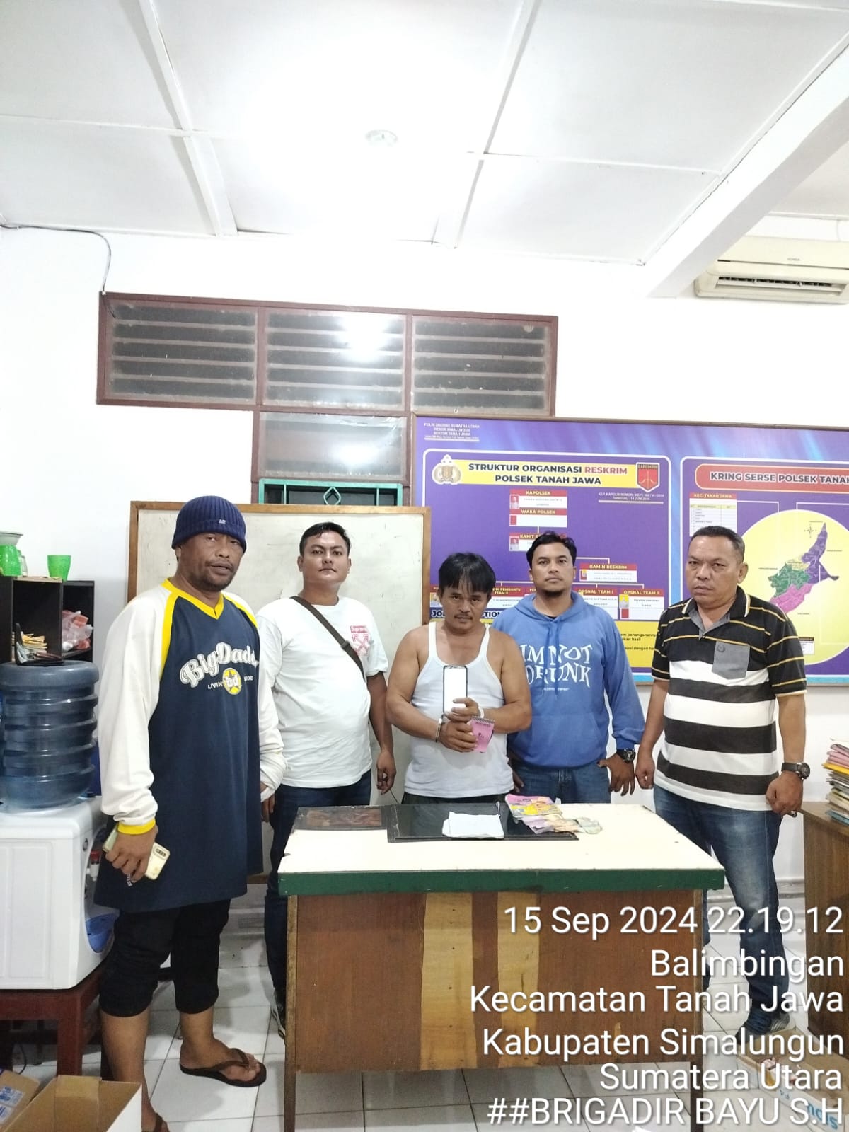 Tersangka saat diamankan di Polsek Tanah Jawa.