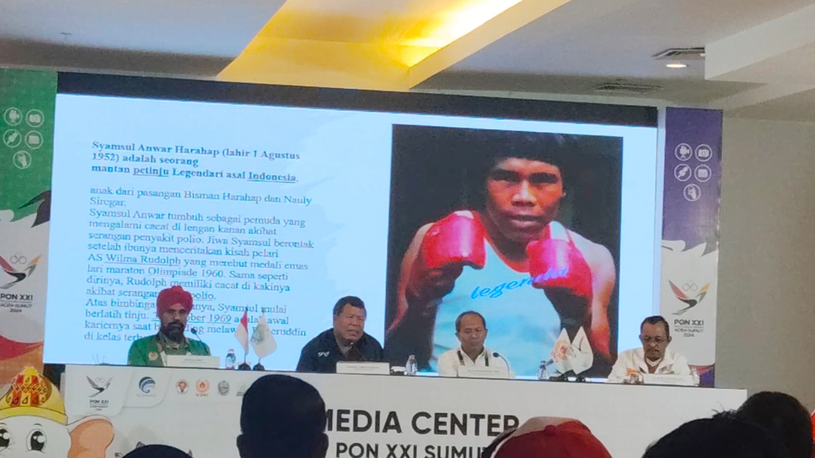 Petinju legendaris Syamsul Anwar Harahap (dua dari kiri) berbagi kisah dan motivasi dalam konferensi pers di Media Center Utama PON XXI Wilayah Sumut, Senin (16/9).