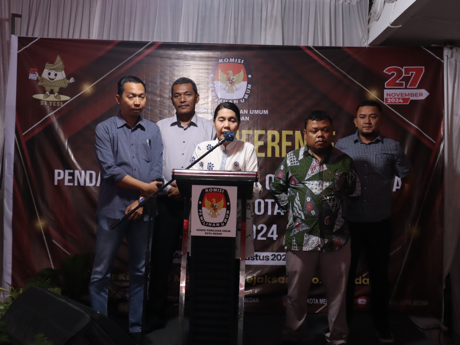 Ketua KPU Medan, Mutia Atiqah beserta jajaran saat konferensi pers pada hari terakhir pendaftaran Bapaslon, 29 Agustus 2024.