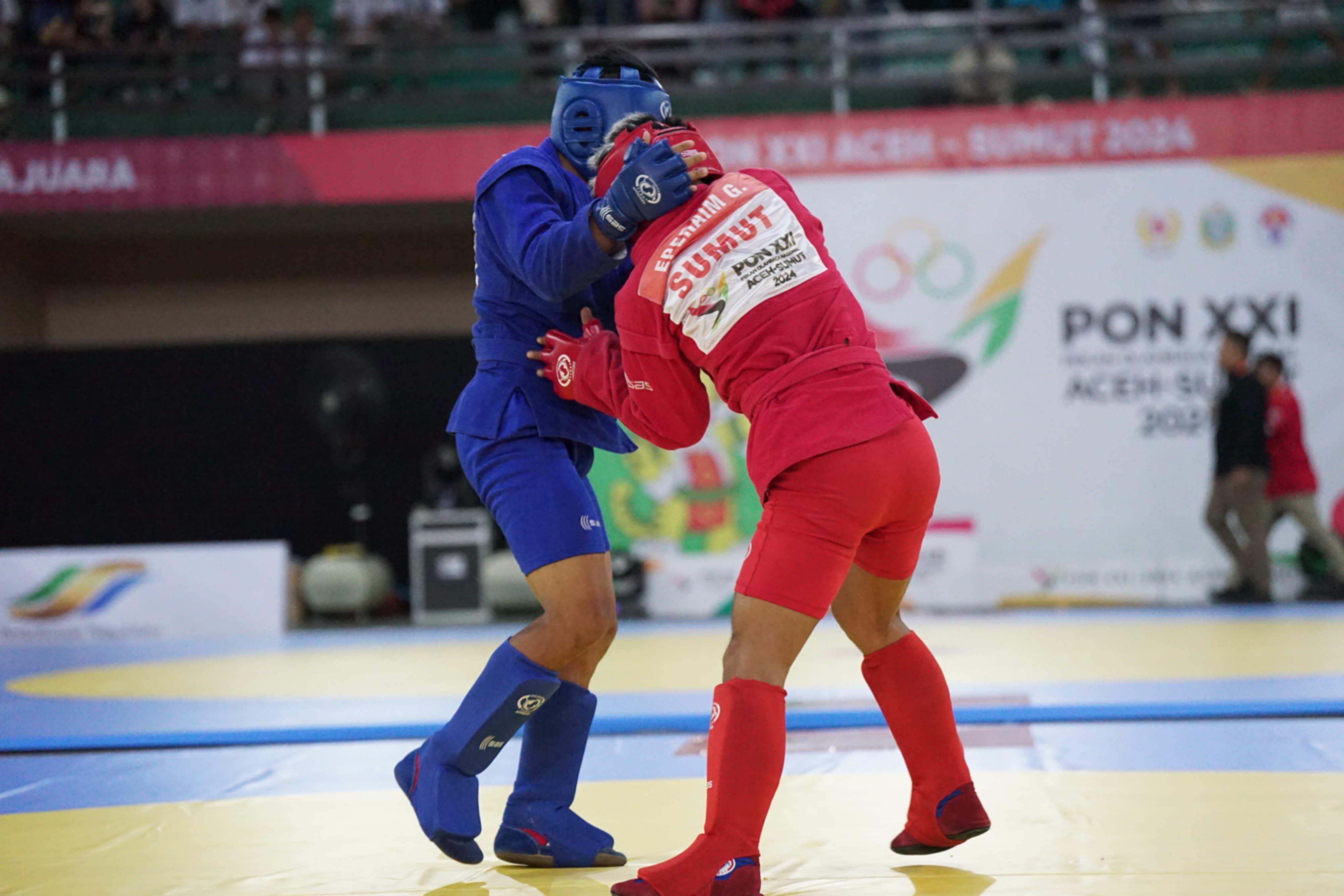 Atlet Sambo Sumut Everaim Ginting (merah) melawan Atlet Jabar Gugun (biru) kelas 64 kg pada PON XXI Aceh - Sumut di GOR Stabat. Langkat, Selasa (17/9).