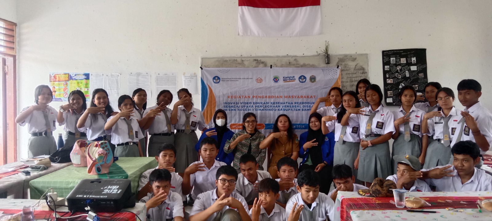 Dosen dan Mahasiswa Universitas Efarina bersama guru dan siswa SMKN 1 Simanindo.