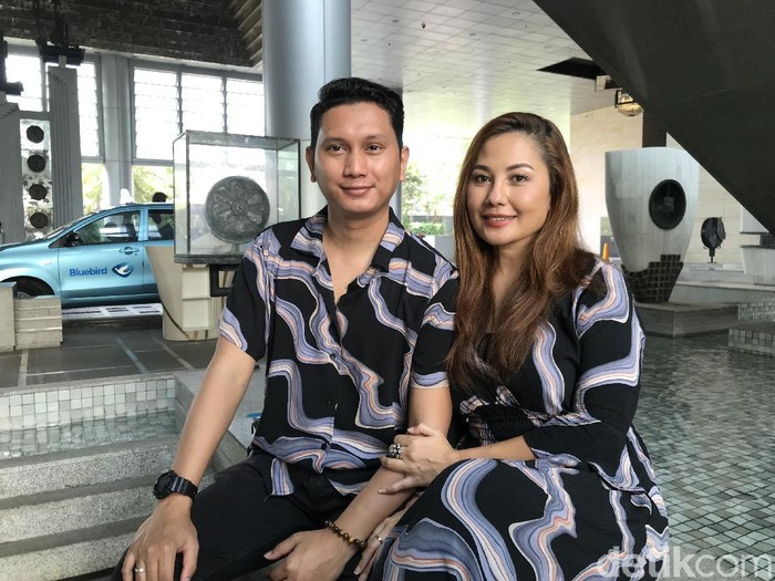 Emma Waroka dan suami.
