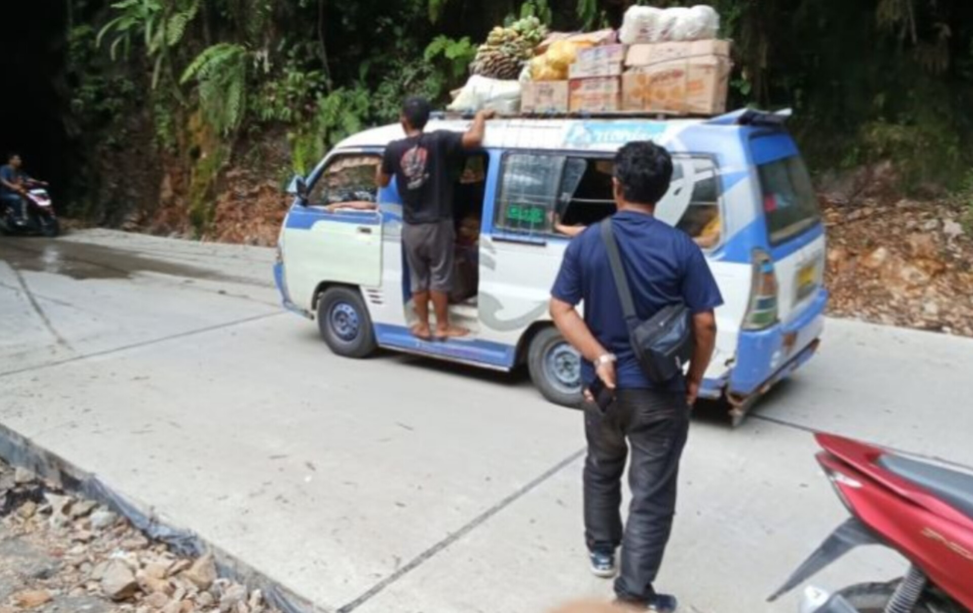 Jalan lewat Batu Lobang sudah bisa dilalui.