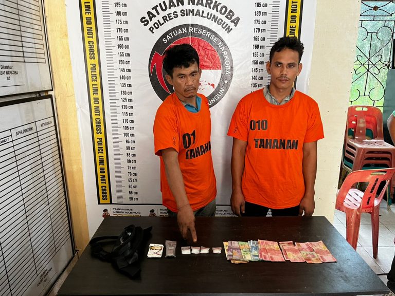 Kedua tersangka dan barang bukti.