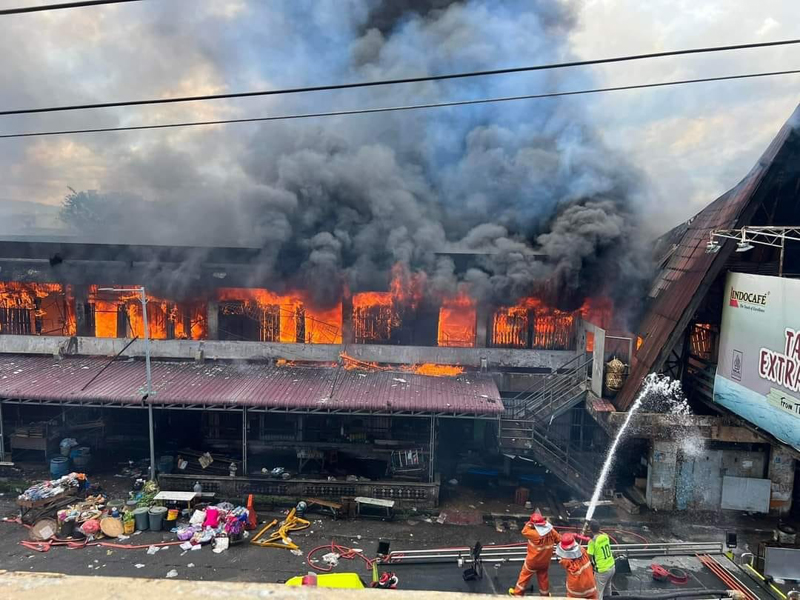 Kebakaran melanda Pasar Horas Pematangsiantar, tepatnya di Gedung IV, Jalan Merdeka. (f: metro/ist)