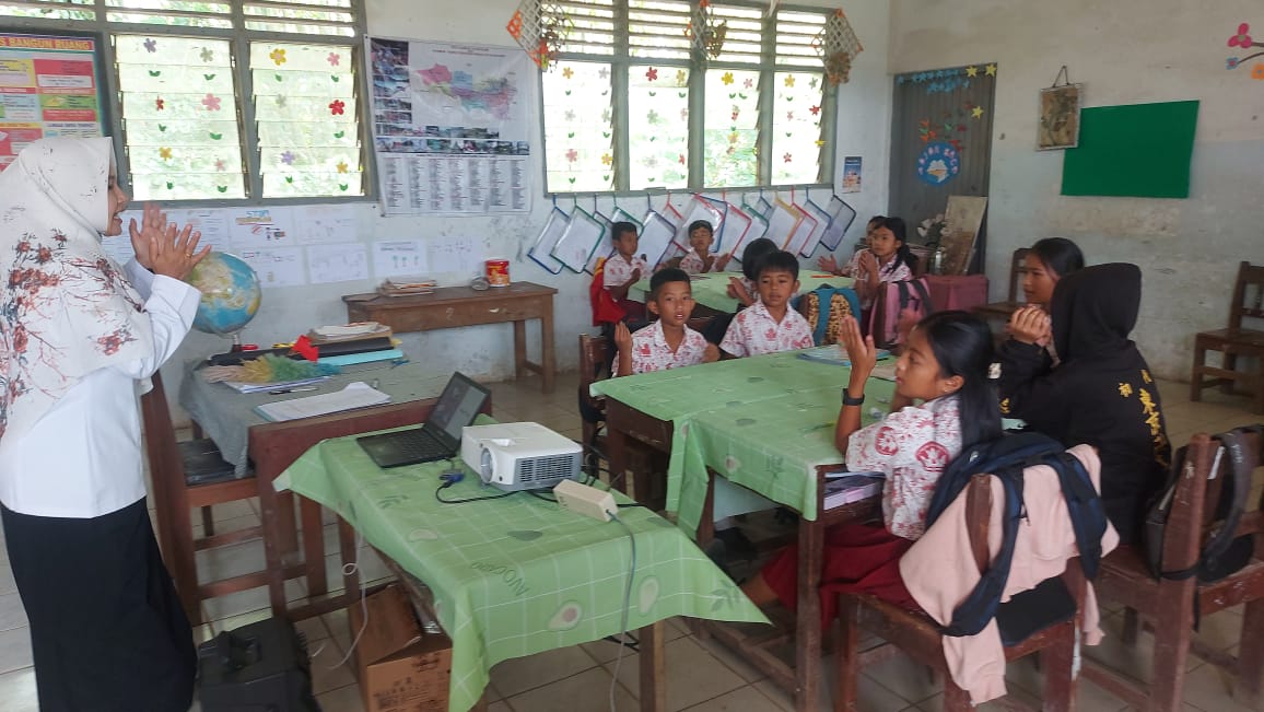 Muri Rasika memandu anak-anak kelas 5 SDN 044826 Samura Kecamatan Kabanjahe, Kabupaten Karo, bertepuk tangan berbasis hitungan matematika.