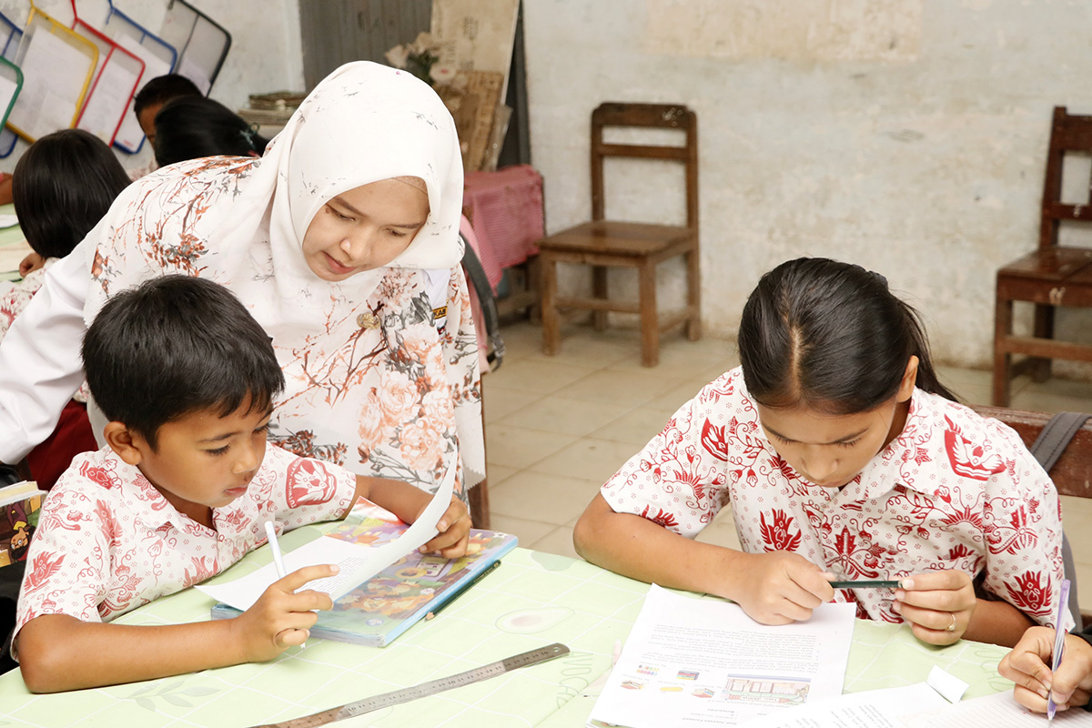 Muri Rasika memandu anak-anak kelas 5 SDN 044826 Samura Kecamatan Kabanjahe, Kabupaten Karo, mengisi refleksi pembelajaran berbasis gamifikasi.