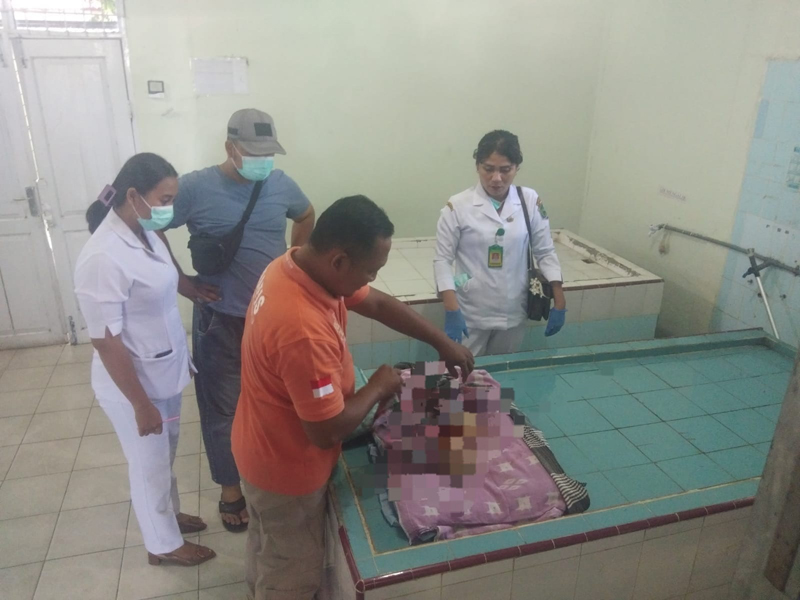Polisi melakukan olah TKP dan bayi saat diotopsi di rumah sakit.