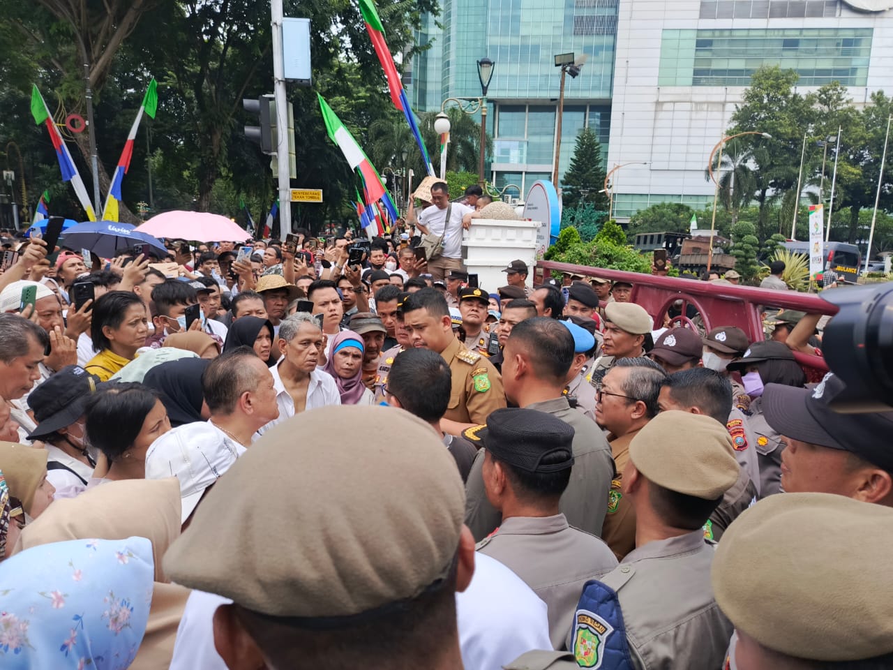 Wali Kota Medan, Bobby Nasution dikerumuni massa aksi dari pedagang Pusat Pasar saat berorasi di Kantor Wali Kota Medan, Jalan Kapten Maulana Lubis, Medan, Senin, 23 September 2024.