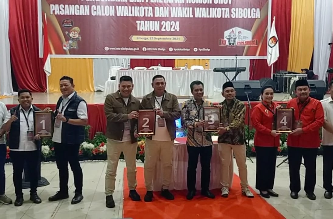 Sebanyak 4 Paslon Walikota dan Wakil Walikota Sibolga usai melakukan pencabutan nomor urut. (Metrodaily/Darwis Halawa)
