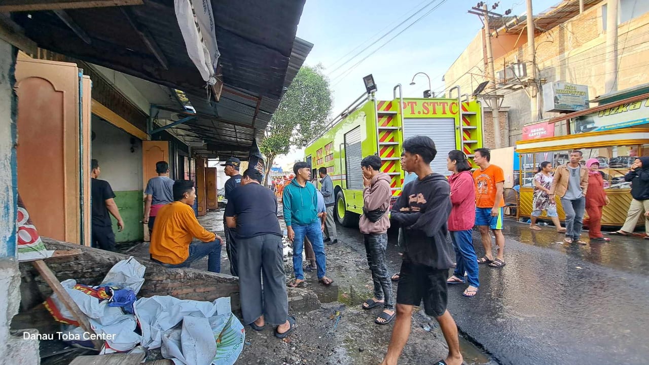 Tim Damkar PT STTC membantu pemadaman api pada kebakaran di Jalan Dr Wahidin Kota Siantar.