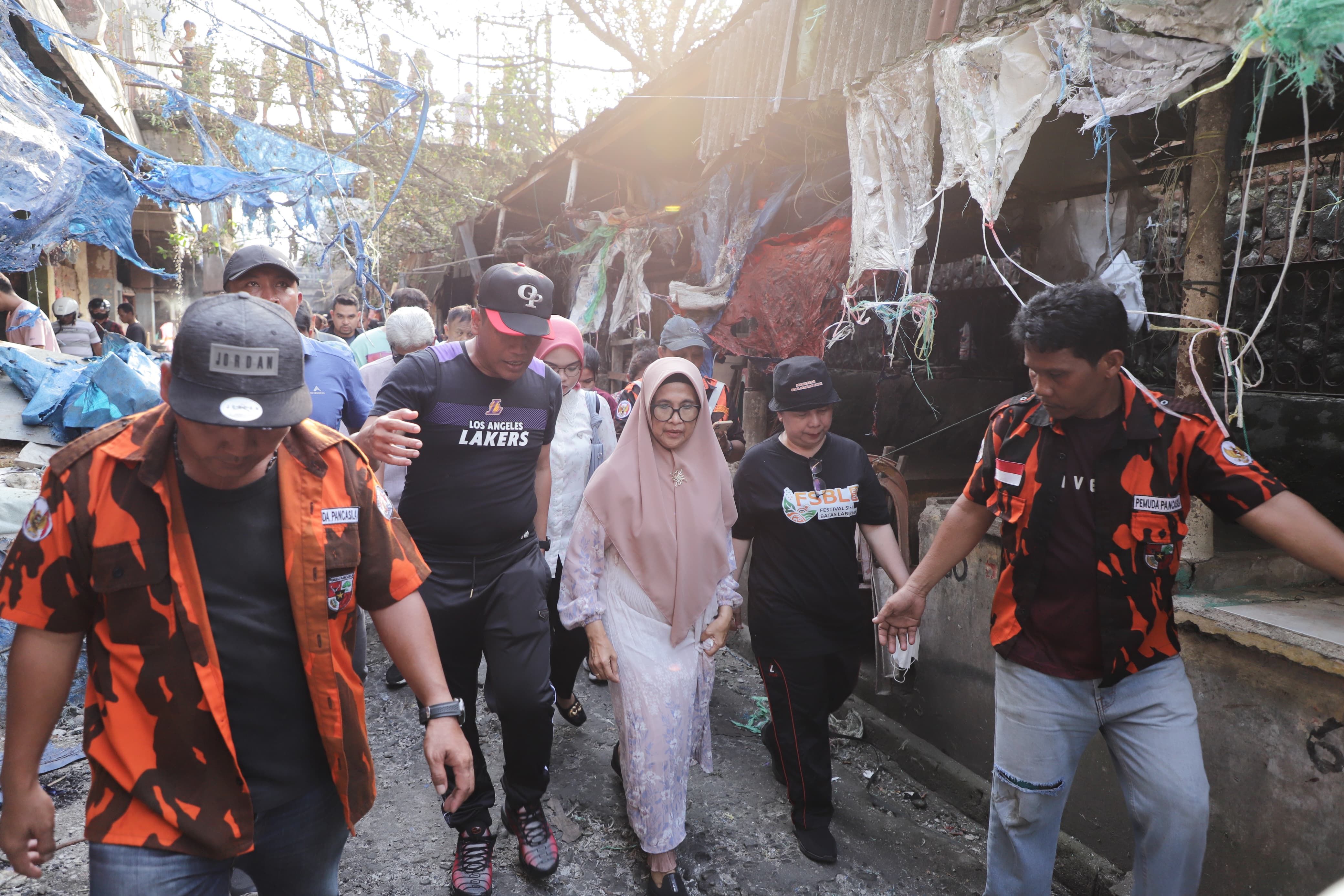 Wali Kota Pematangsiantar Susanti Dewayani meninjau lokasi kebakaran di Pasar Horas.