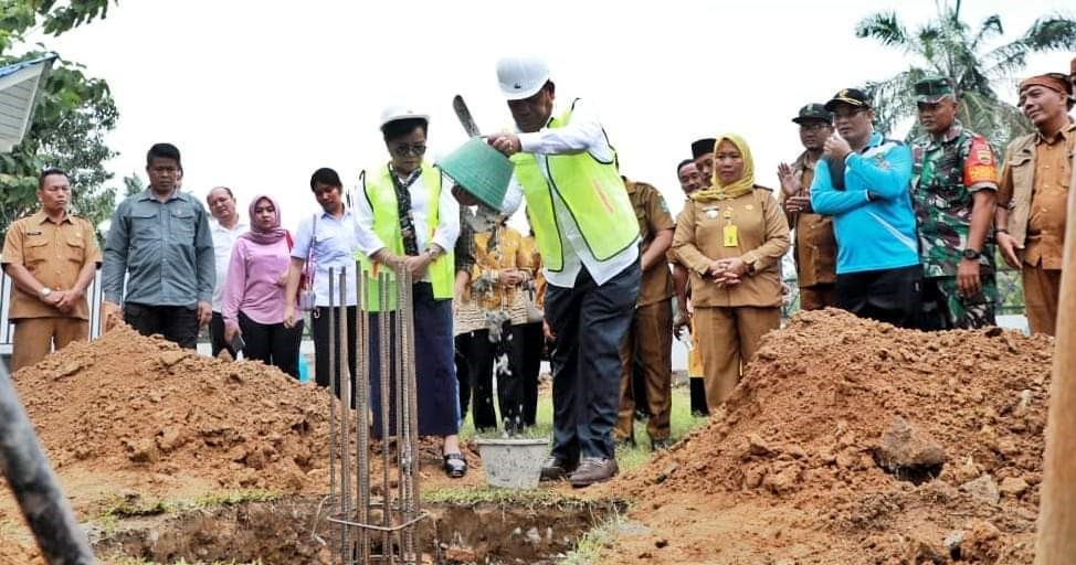 Peletakan batu pertama Pembangunan RKB di SMPN 1 Gunung Maligas.