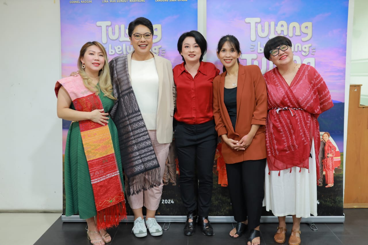 Sammaria Sari Simanjuntak (dua dari kiri) bersama para kru film Tulang Belulang Tulang, saat temu pers di Medan, Selasa (24/9/2024)