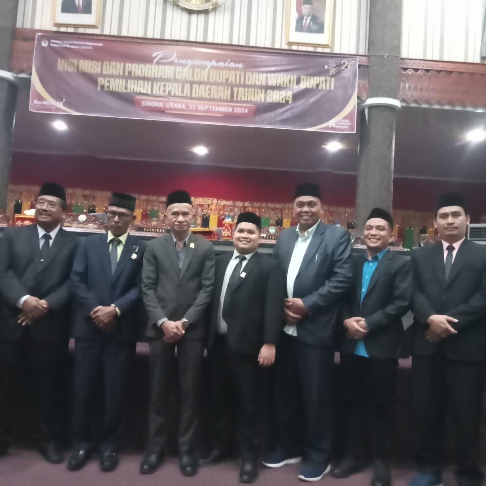 Kedua Paslon Bupati dan Wakil Bupati selesai menyampaikan Visi Misi Poto bersama dengan pimpinan sementara DPRK H Amaliun dan Sudarto serta Ketua KIP Aceh Singkil.