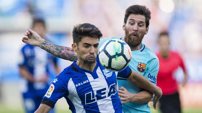 Enzo Zidane semasa di Alaves, menghadapi Barca yang diperkuat Lionel Messi.