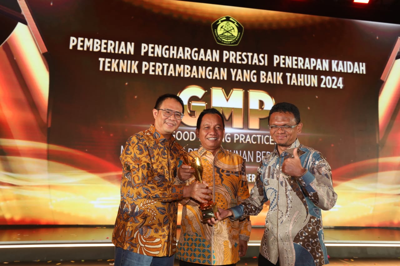 Presiden Direktur PT Agincourt Resources (PTAR) Muliady Sutio (kiri) didampingi General Manager & Deputy Director Operations PTAR Rahmat Lubis (kanan) berfoto bersama Dirjen Minerba Kementerian ESDM.