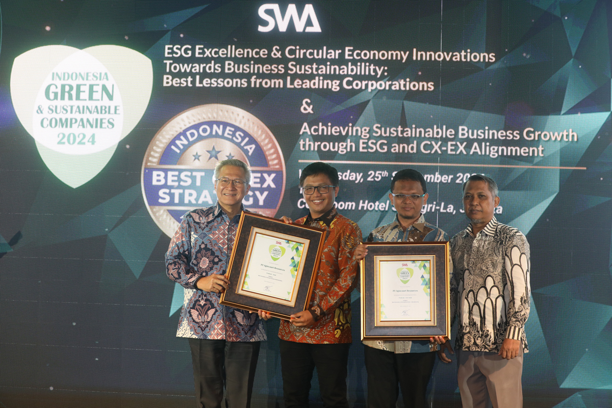 Wakil Presiden Direktur PT Agincourt Resources (PTAR) Ruli Tanio (kedua dari kiri) dan General Manager & Deputy Director Operations PTAR Rahmat Lubis (ketiga dari kiri) menerima penghargaan.