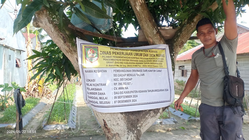 Papan plank proyek baru dipasang di depan rumah warga setelah diberitakan.