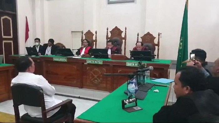 Persidangan kasus korupsi dengan terdakwa mantan Bupati Labuhanbatu, dr Erik di Pengadilan Tipikor Medan.