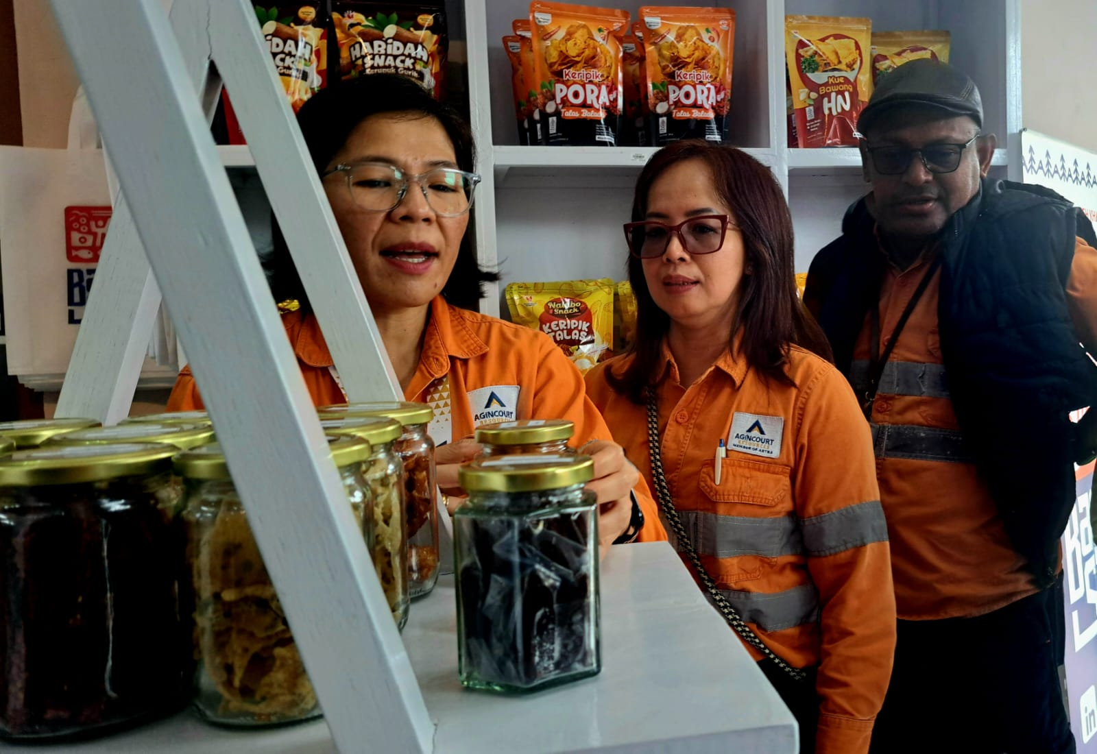 Manajemen PTAR melihat berbagai produk makanan oleh-oleh Batangtoru yang dijual di gerai Bagas Silua, Aek Pining, Batangtoru, Tapsel, Sabtu (28/9/2024). (Samman/MetroDaily)