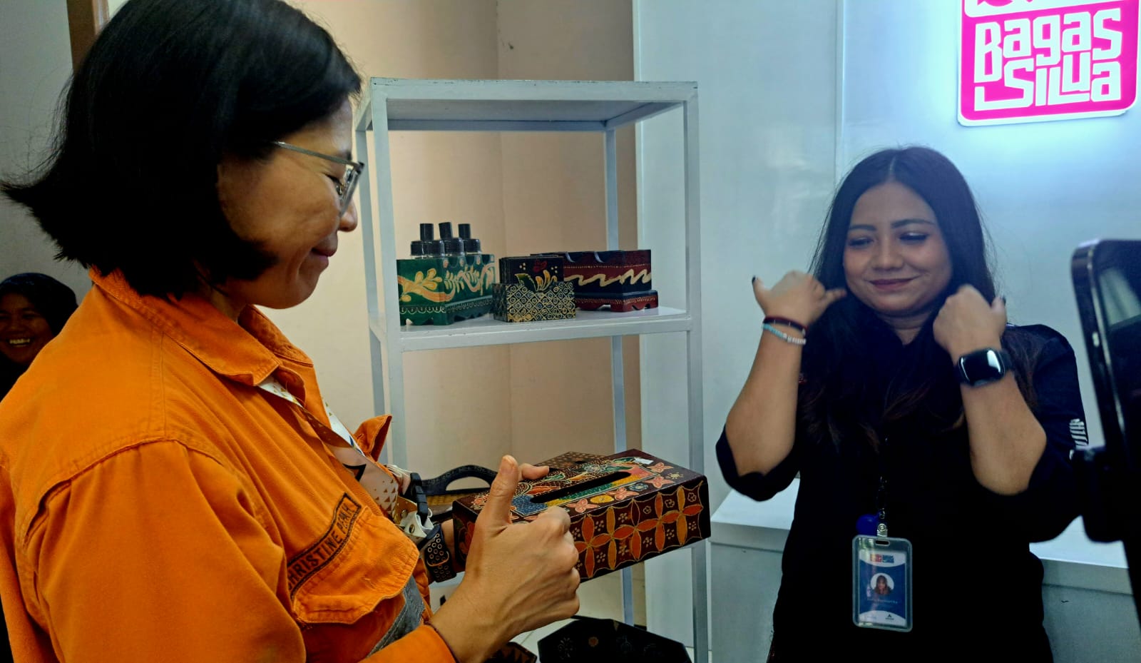 Senior Manajer Komunitas PTAR, Christine Pepah melihat produk suvenir Batangtoru yang dijual di gerai Bagas Silua, Aek Pining, Batangtoru, Tapsel, Sabtu (28/9/2024). (Samman/MetroDaily)