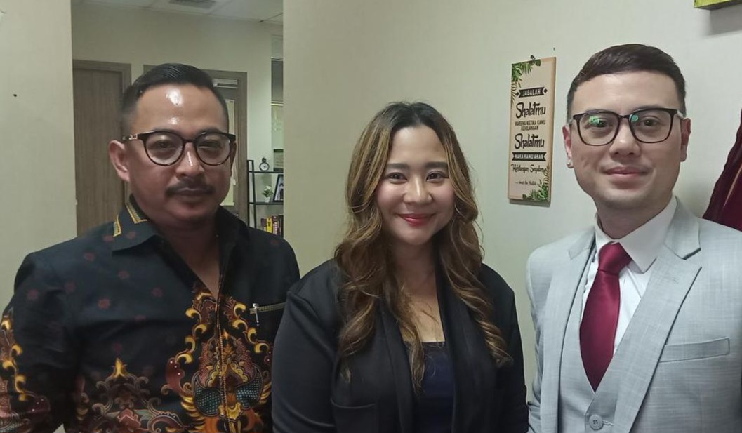 Chikita Meidy bersama pengacaranya.