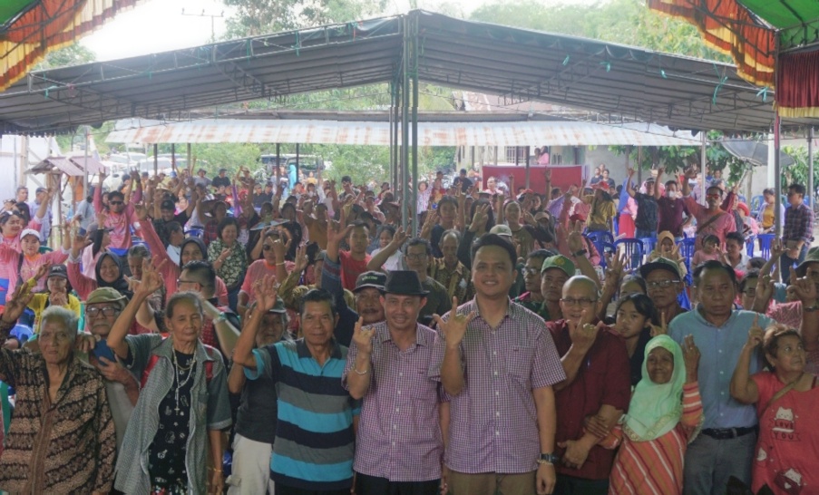 Paslon nomor urut 3 Sahadi dan Alexander Edmond kampanye tatap muka di Kampung Eheng, Kecamatan Barong Tongkok, Kabupaten Kubar, Sabtu (29/09/2024). (Metro Daily/Jantro Naibaho)