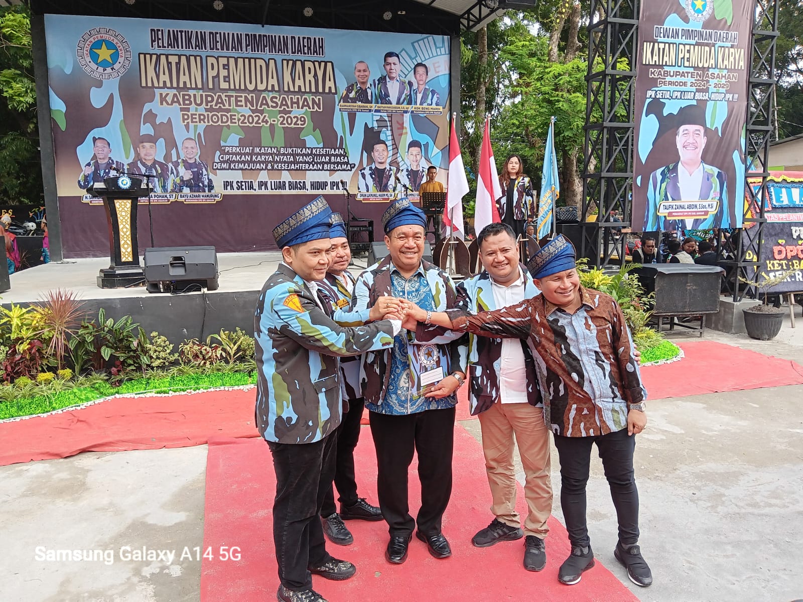 Taufik dan Rianto saat hadir berjabat tangan dengan ketua IPK Asahan usai dilantik.