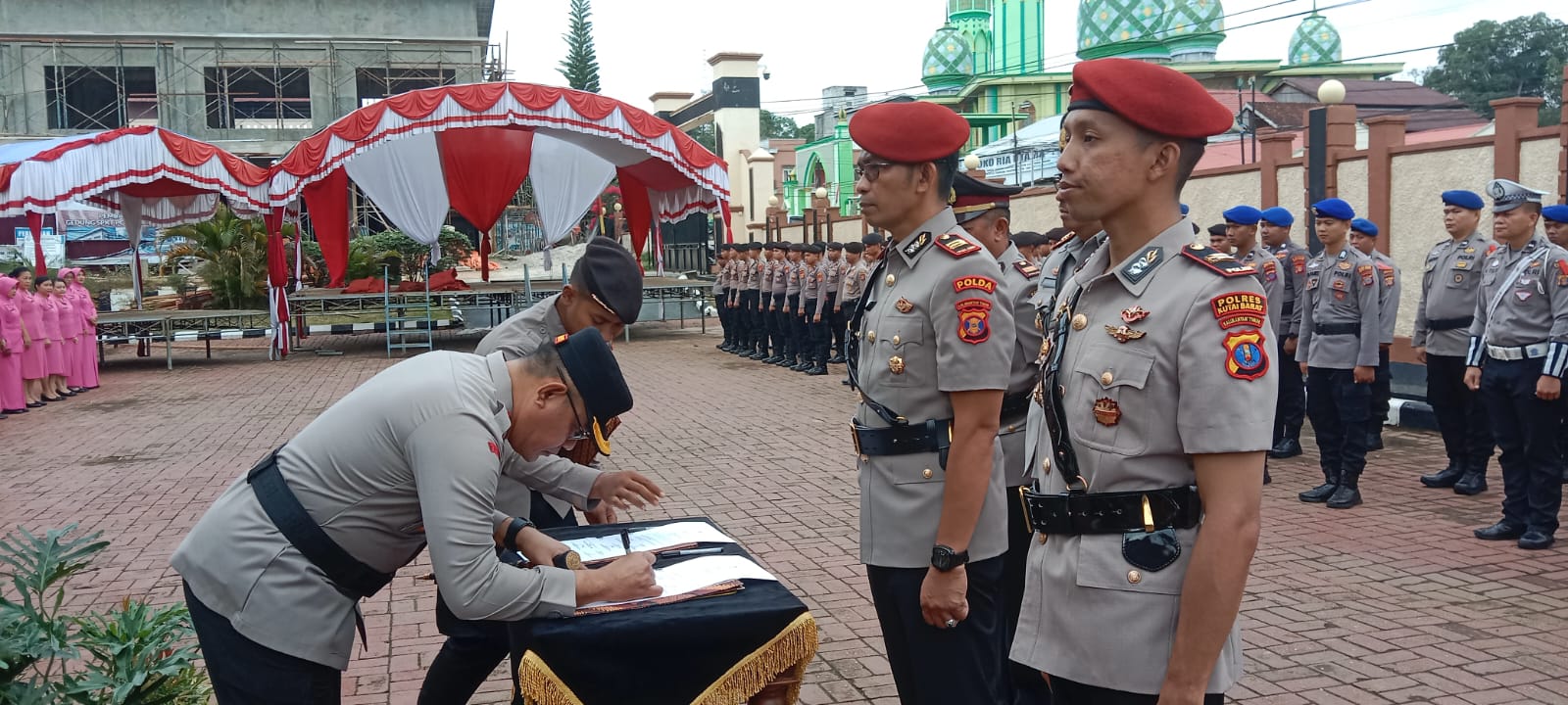 Kapolres Kubar, AKBP Budiyarta memoimoin memimpin Sertijab Kasat Reskrim dan Kabag SDM, Senin (30/09/2024). (Metrodaily/Jantro Naibaho)