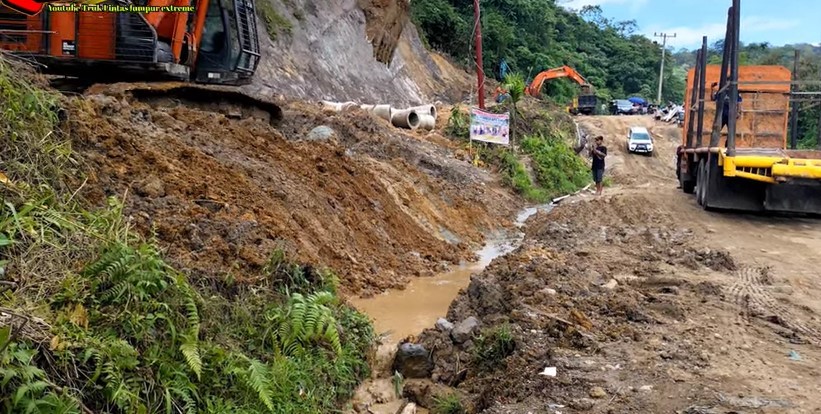 Jalan lintas Batu Jomba Sipirok (Tapsel), masih rusak berat.
