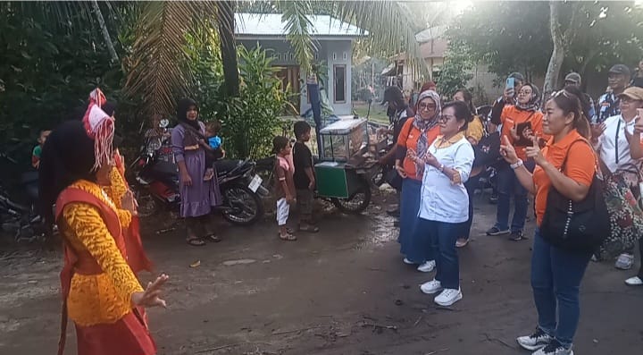 Ny Ratnawati RHS disambut meriah kaum ibu-ibu.
