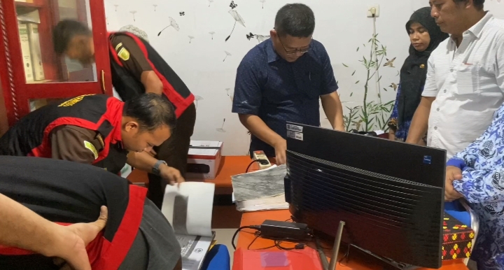 Tim Khusus Pemberantasan Korupsi dari Kejari Sibolga saat melakukan penggeledahan di Kantor BPBD Tapteng.