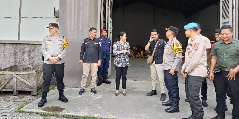 Ketua KPU Medan, Mutia Atiqah saat meninjau kedatangan logistik di gudang penyimpanan Kelurahan Mabar, Medan Deli, Rabu sore (3/10).