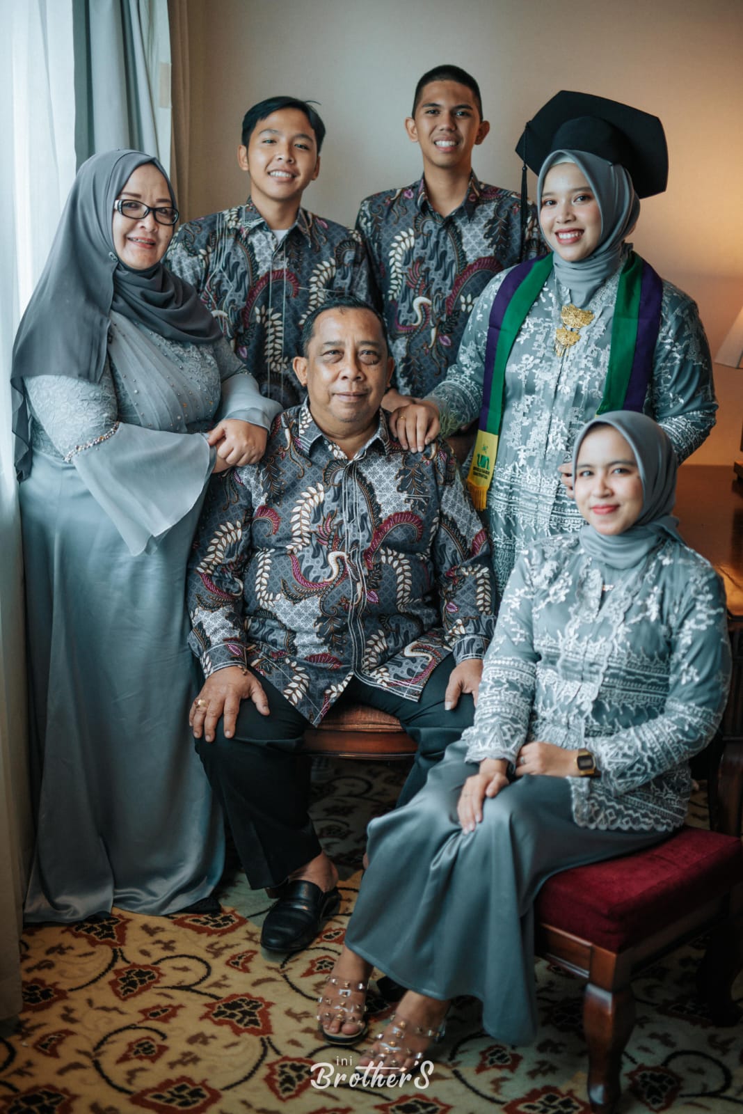 Calon Wakil Wali Kota Siantar nomor urut 4, H Irwan bersama keluarga.
