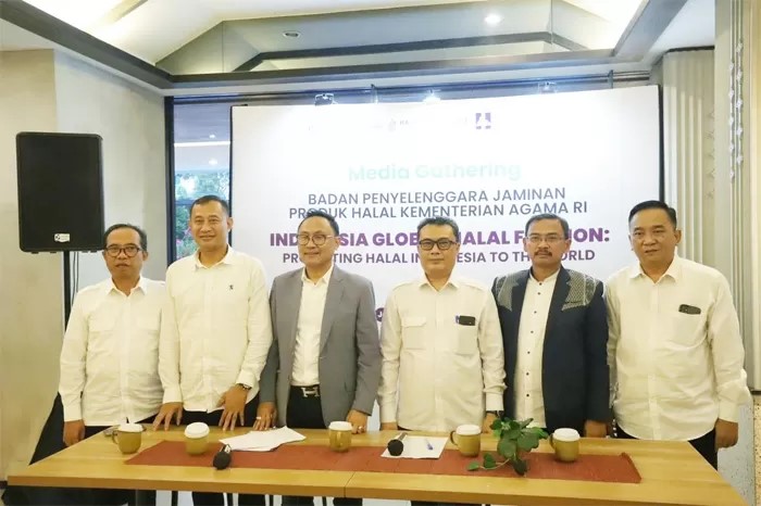 Kepala Pusat Registrasi dan Sertifikasi Halal BPJPH Mamat Salamet Burhanudin dan jajaran di Jakarta, Selasa (1/10).