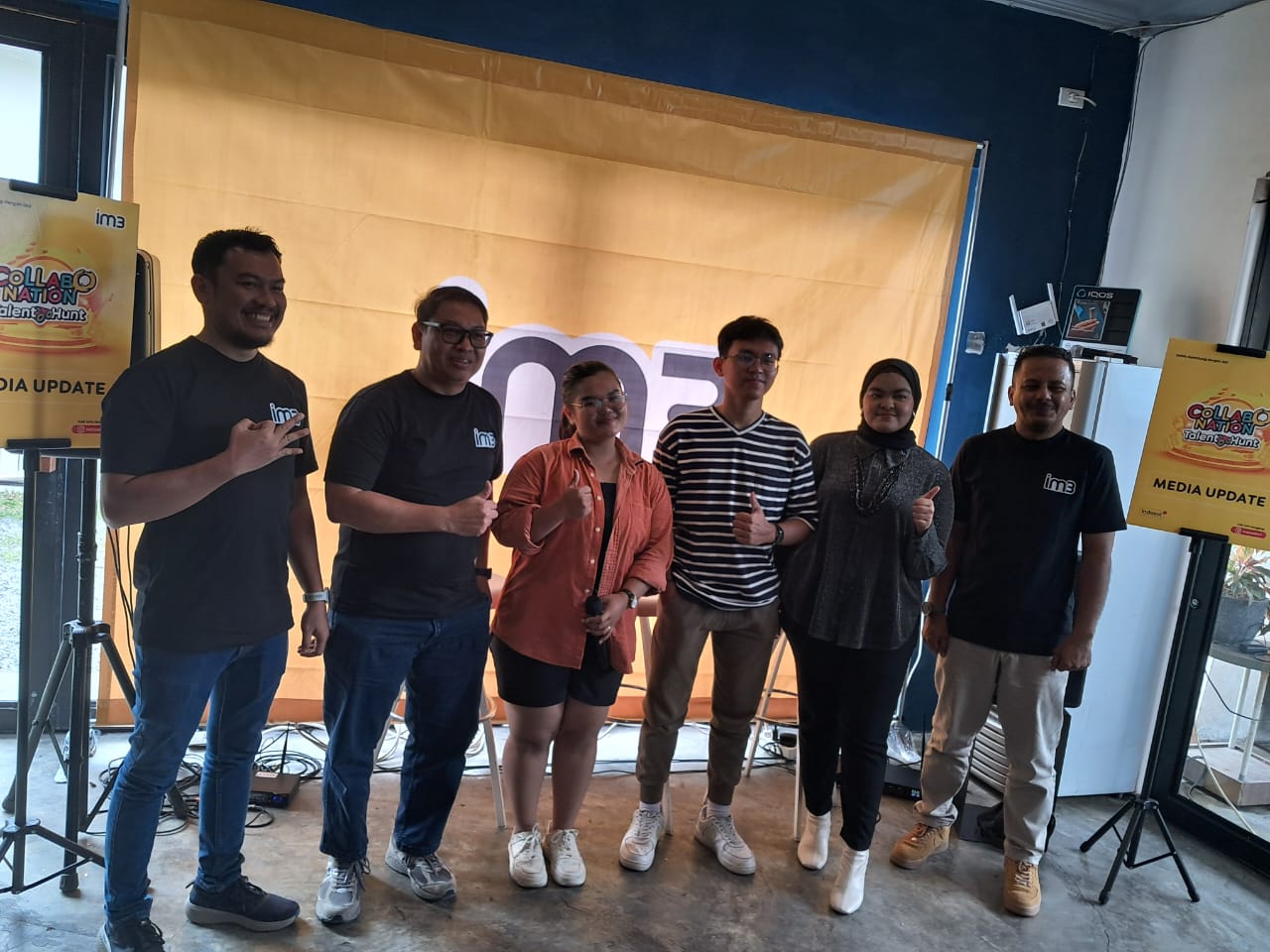 Tiga peserta Collabonation Tour Talent Hunt di Medan foto bersama para staf Indosat.