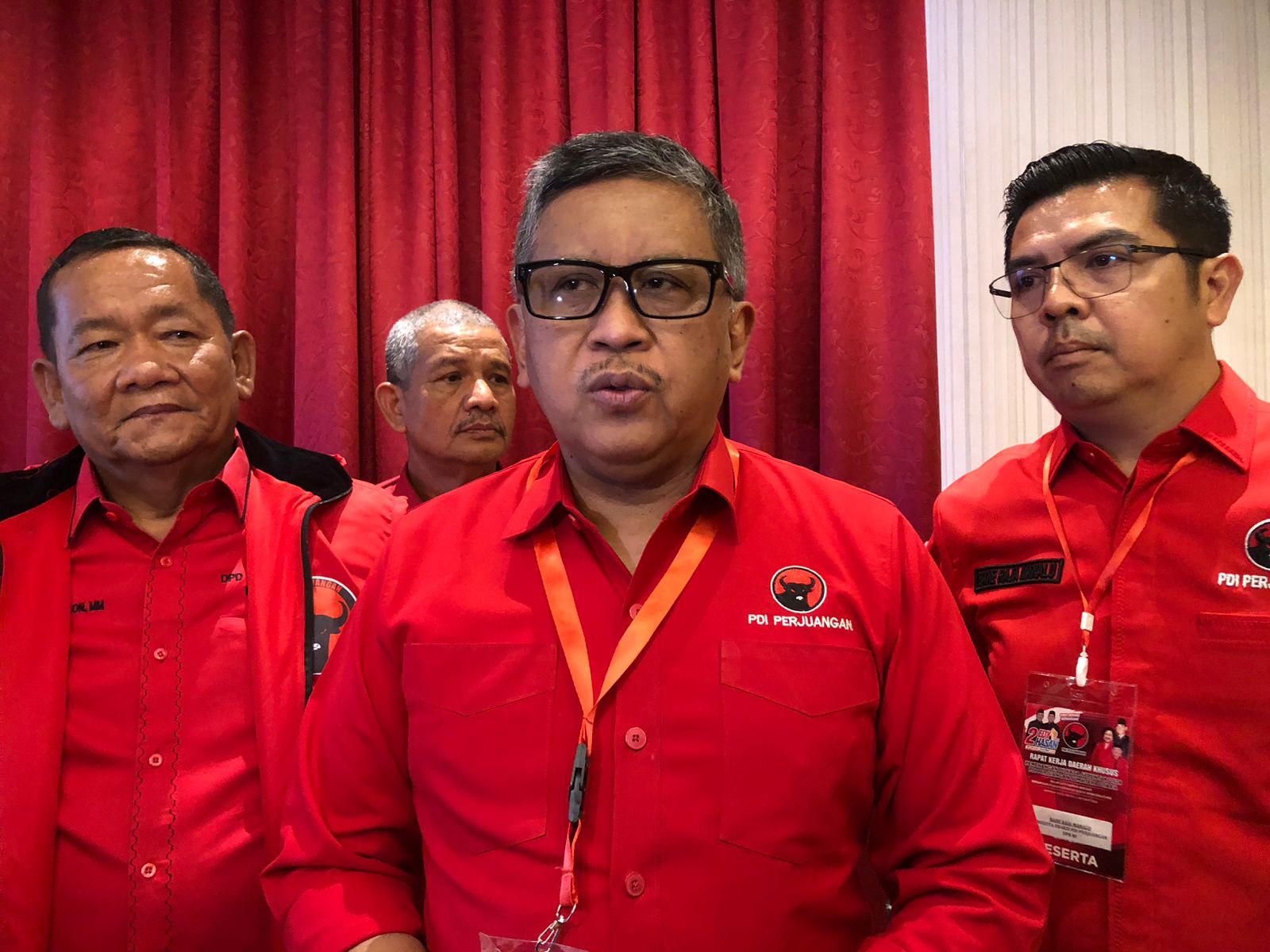 Sekjend DPP PDIP, Hasto Kristiyanto didampingi Anggota DPR RI, Bane Raja Manalu, Ketua dan Sekretaris PDIP Sumut, Rapidin Simbolon dan Sutarto menjawab wartawan usai rakerdasus pada Minggu (6/10).