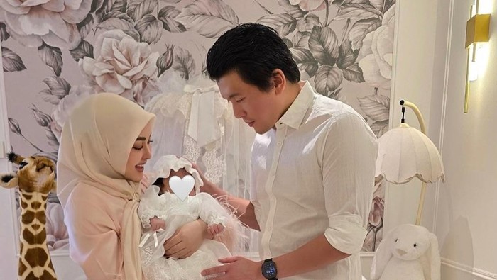 Syahrini dan Reino Barrack