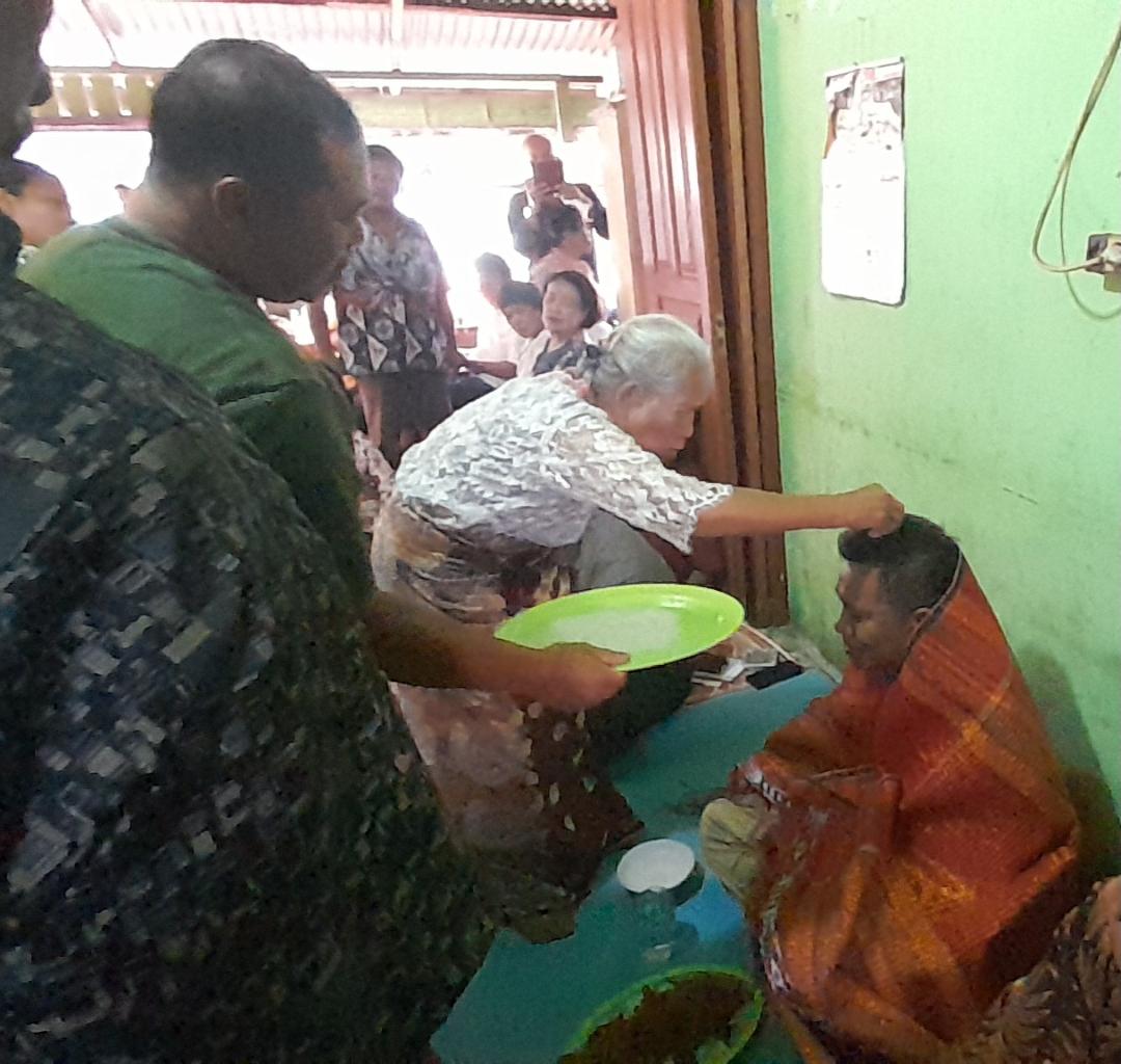 Robinsar Sinaga saat menerima boras sipirni tondi dari Keluarga Besar Toga Sinaga Sektor 1 Sibolga Julu. (Metrodaily/Togar Sinaga)