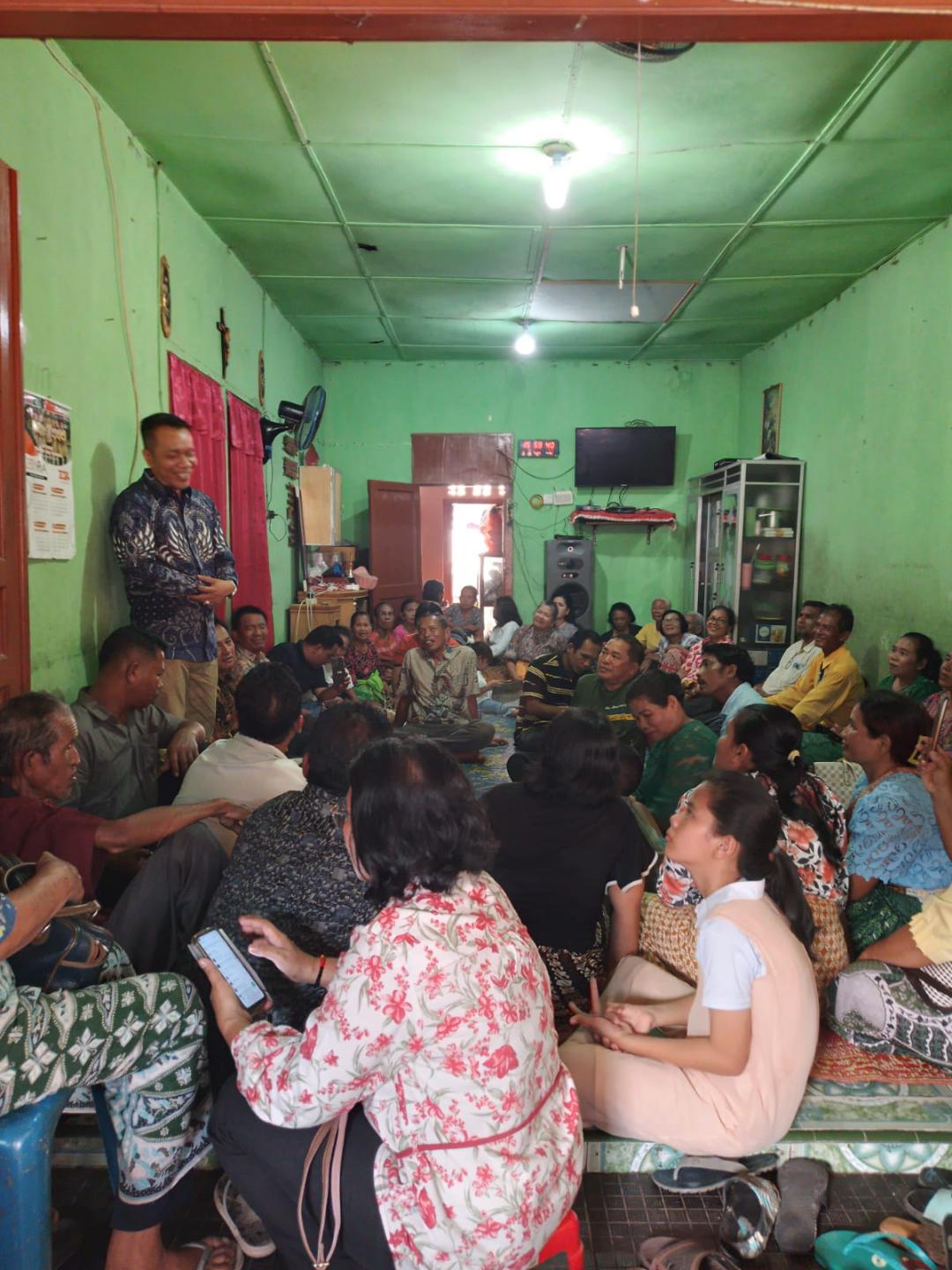 Robinsar Sinaga saat berbincang dengan keluarga besar Toga Sinaga Sektor 1 Sibolga Julu. (Metrodaily/Togar Sinaga)