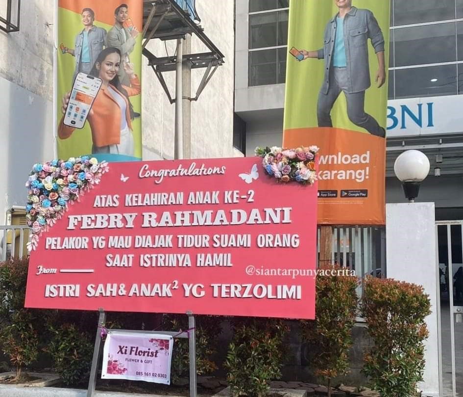 Papan Bunga untuk Pelakor di Depan Bank di Siantar.