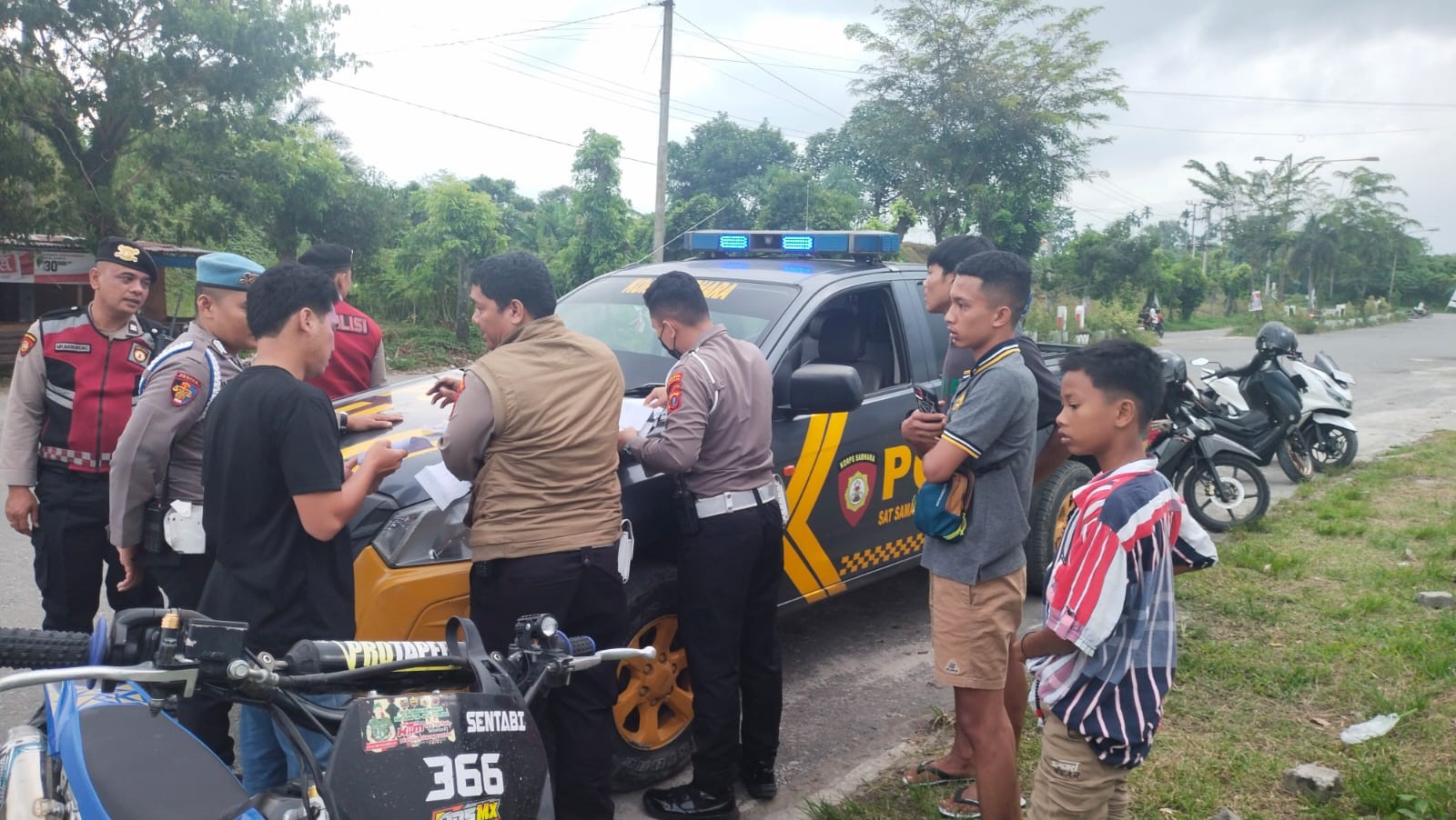 Penindakan sepeda motor yang diduga hendak balap liar.